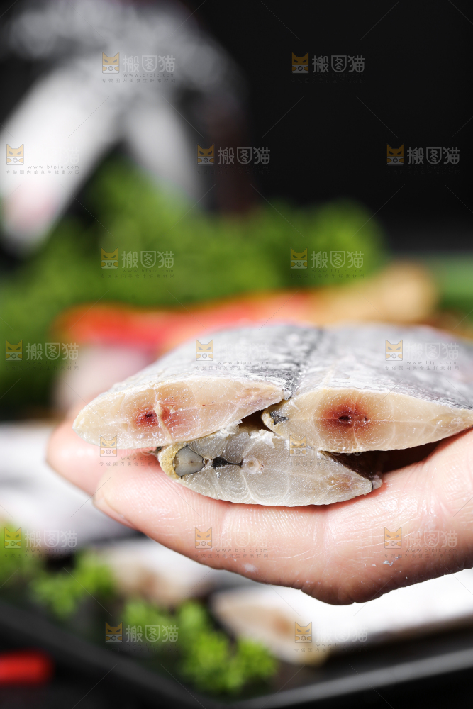 手拿带鱼