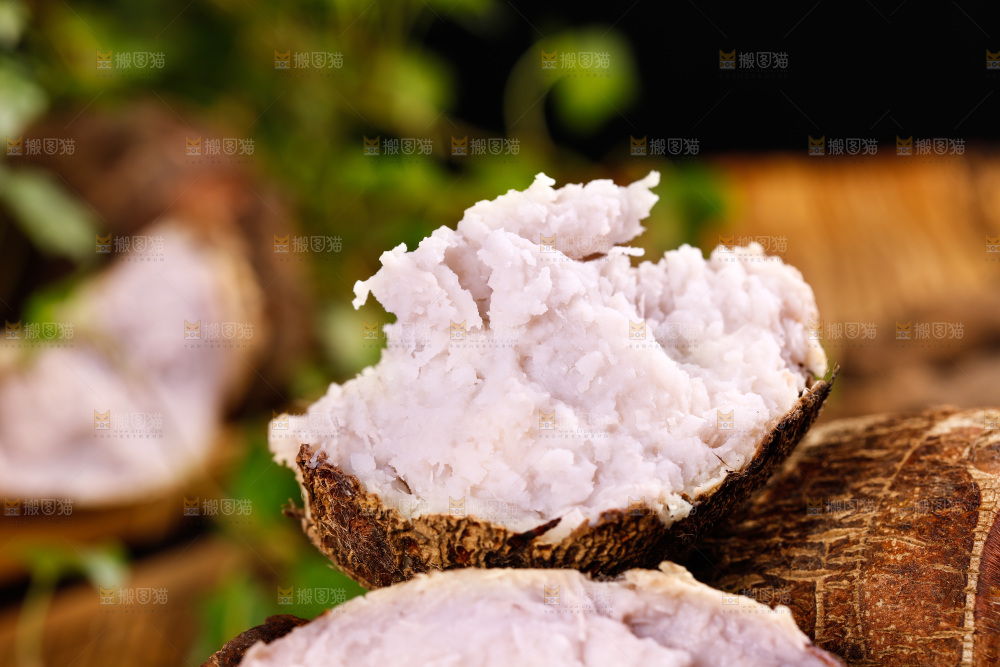 木底上摆放着芋头