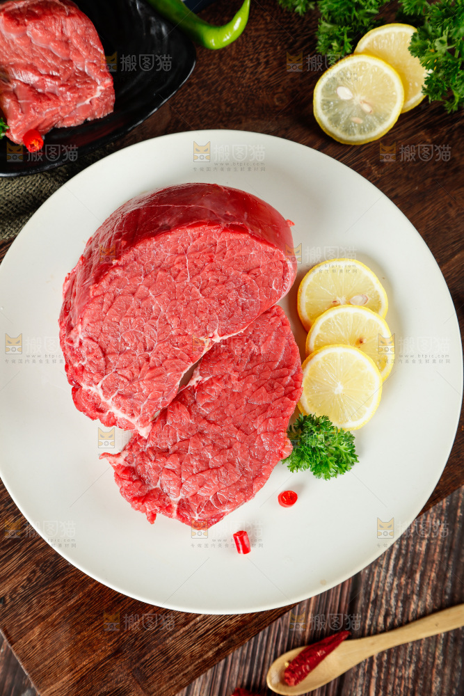 木底上放着一盘鲜牛肉