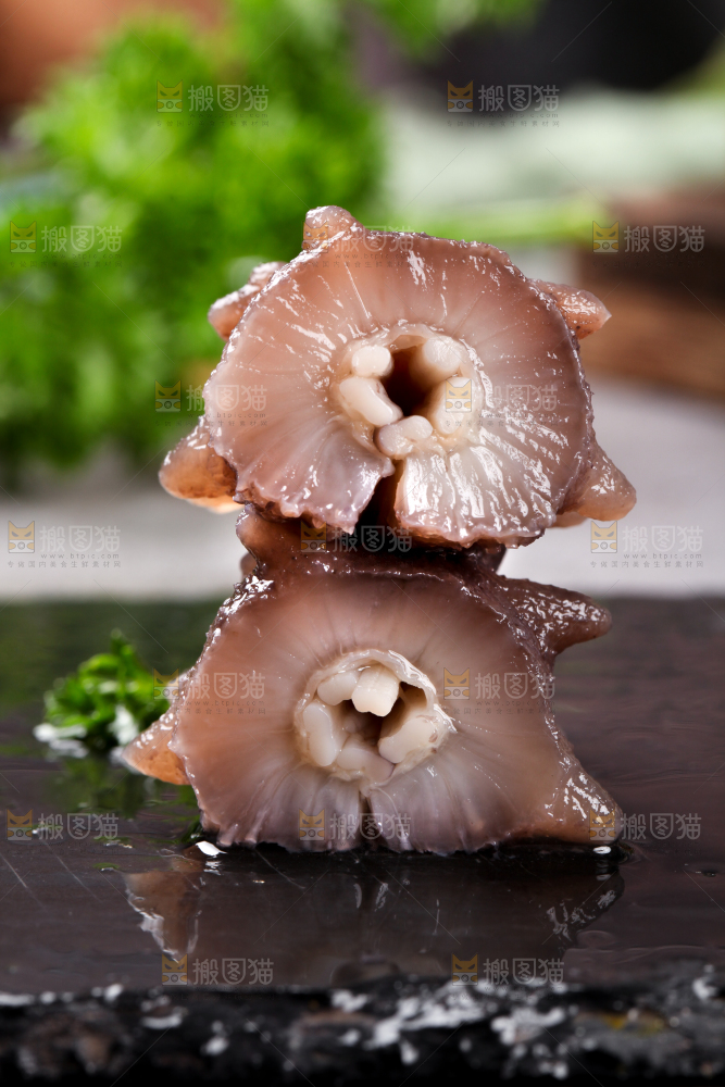 黑石板放着切开的海参
