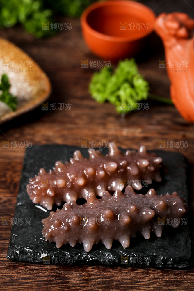 黑石板上的海参