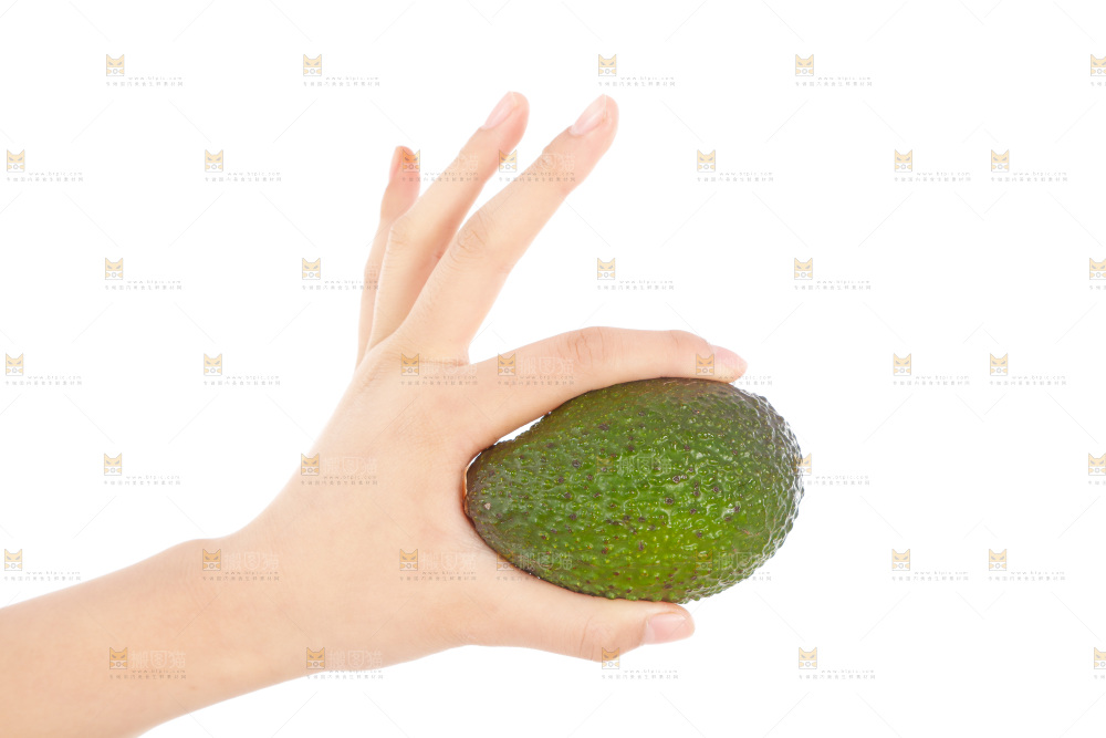 手里拿着牛油果