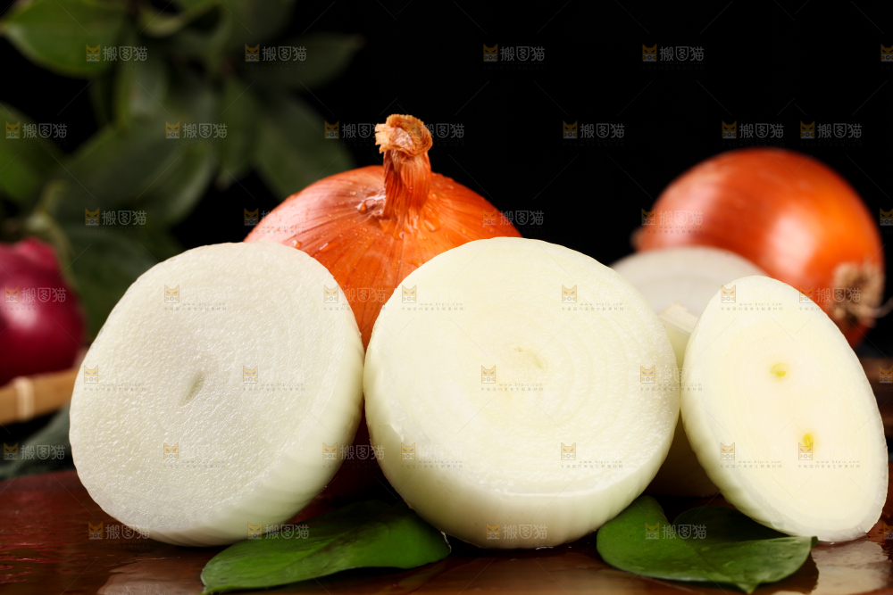 深底上放着黄皮洋葱