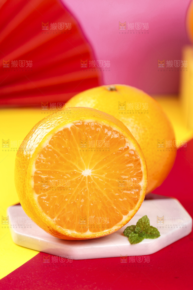 石板上放着切开的皇帝柑