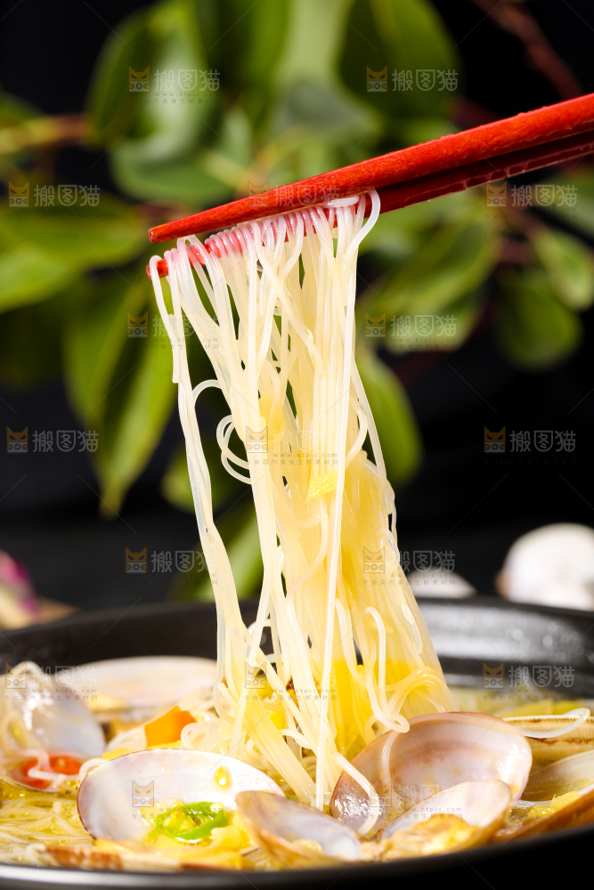 深底上放着一碗花甲粉