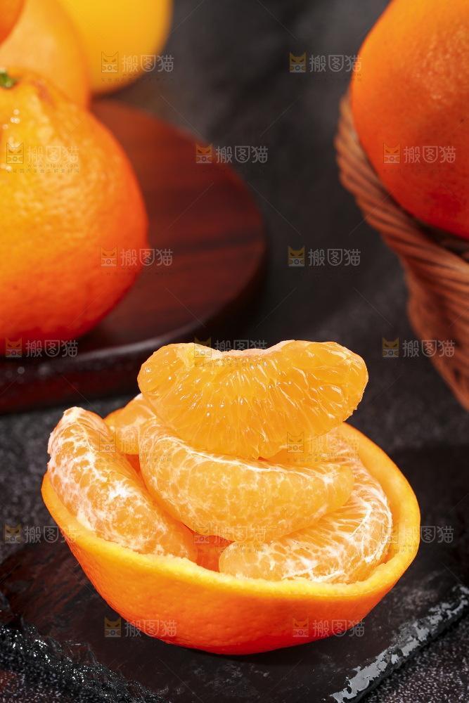 黑石板上的耙耙柑