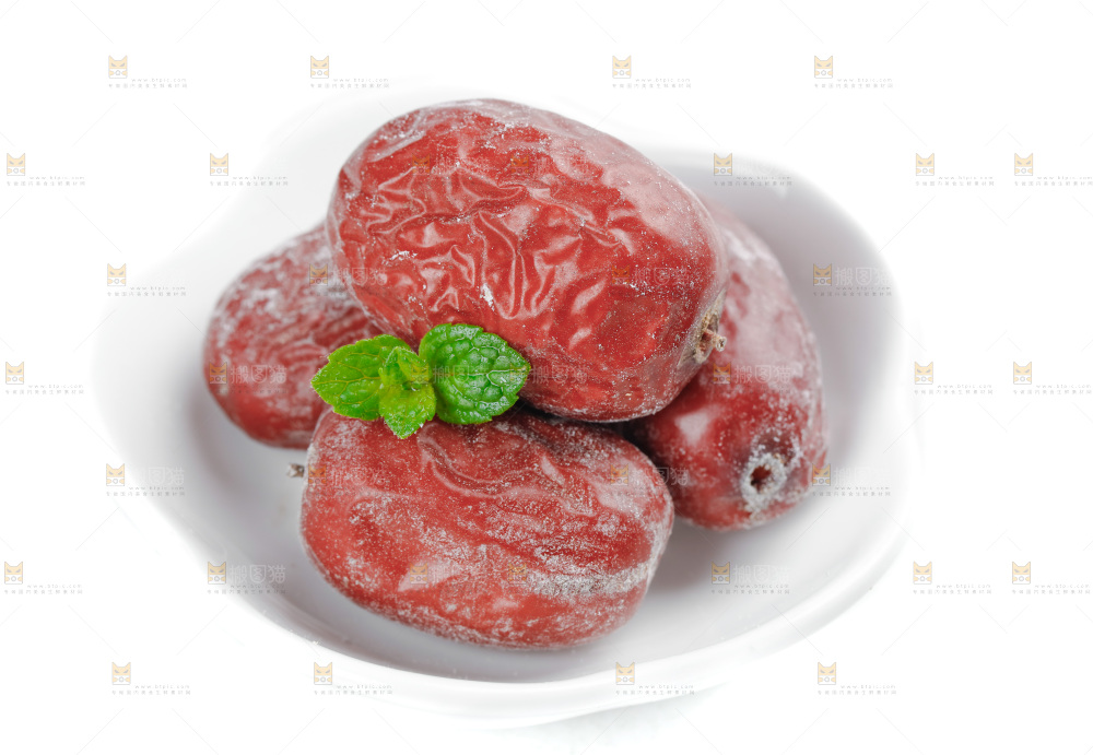 白底上放着一碟灰枣