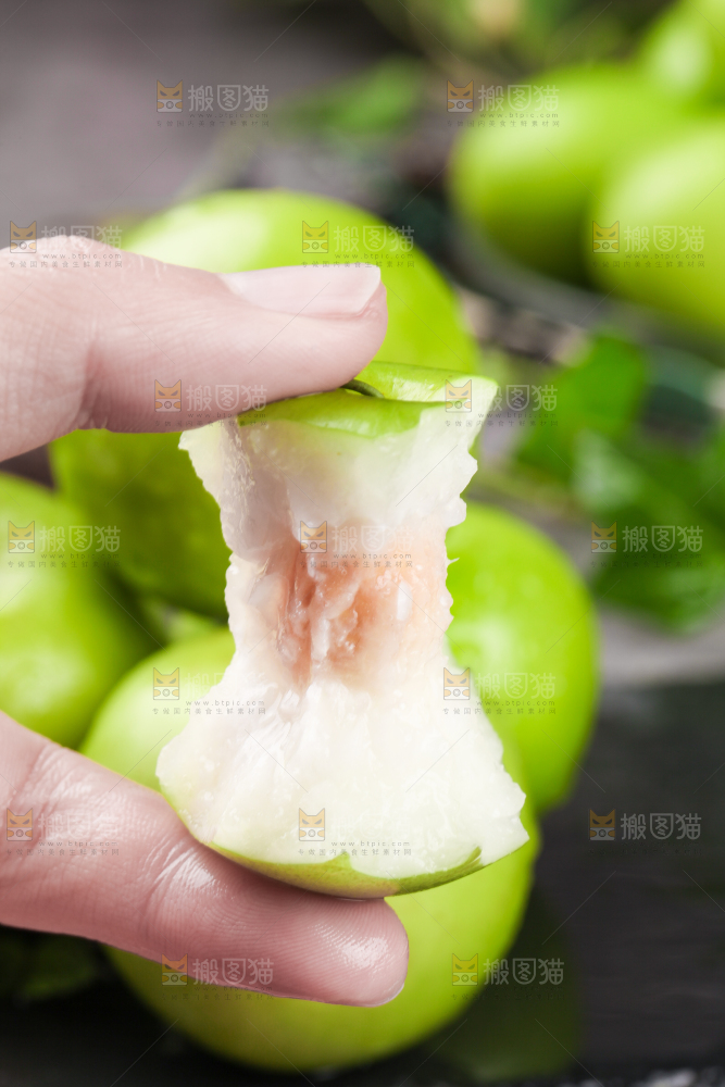 手拿牛奶大枣核
