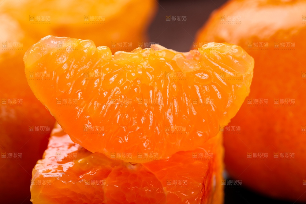 黑底上放着切开的新鲜沃柑果肉