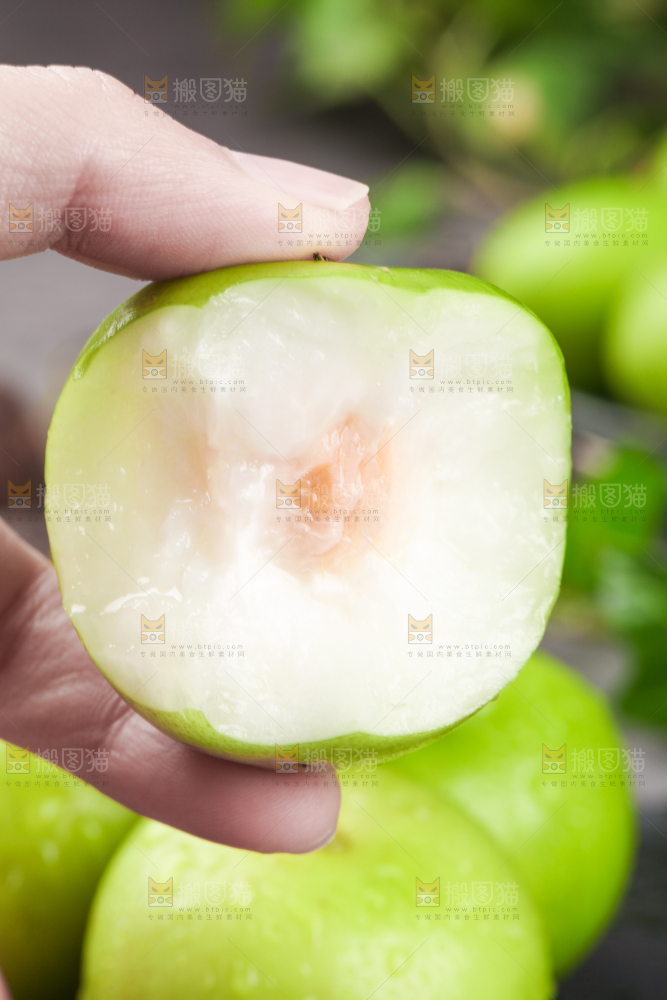 手拿牛奶大青枣