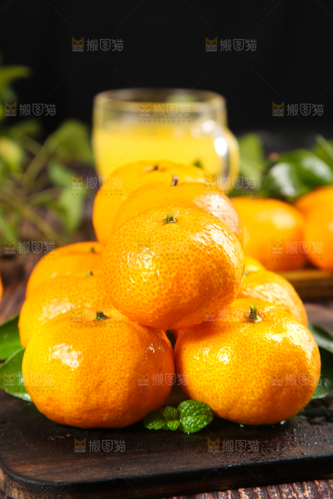 木底上的砂糖桔