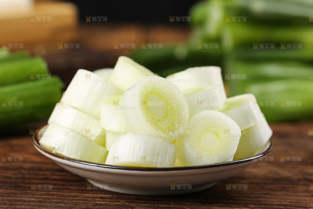 一碟大葱圈放在木底上