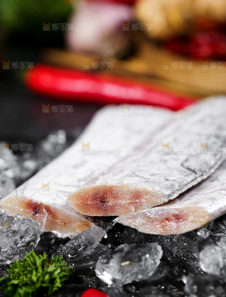黑底上的鲜冻带鱼段