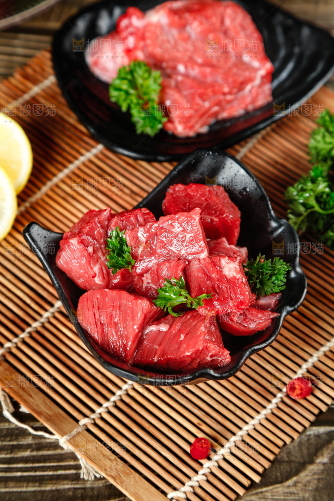木底上放着一盘牛肉