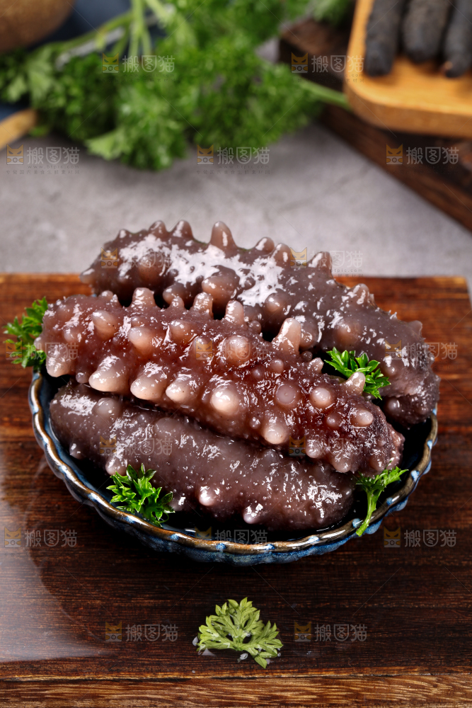 木底上放着一碟海刺参
