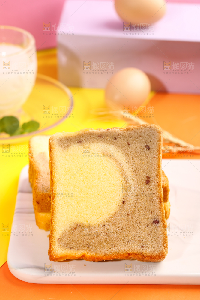 浅底上放着一盘红豆双拼吐司