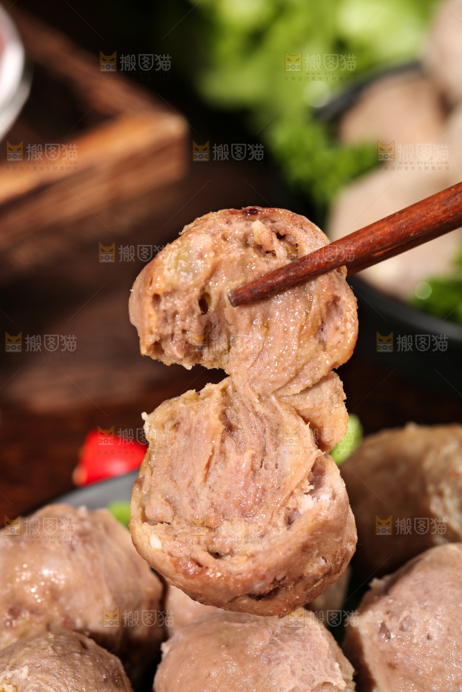 筷子夹着牛肉丸
