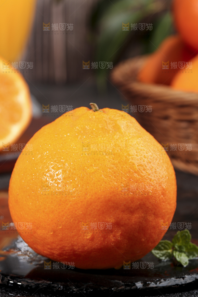黑石板上的春见耙耙柑