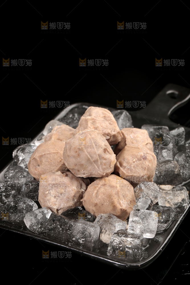 一盘潮汕牛肉丸放在黑底上