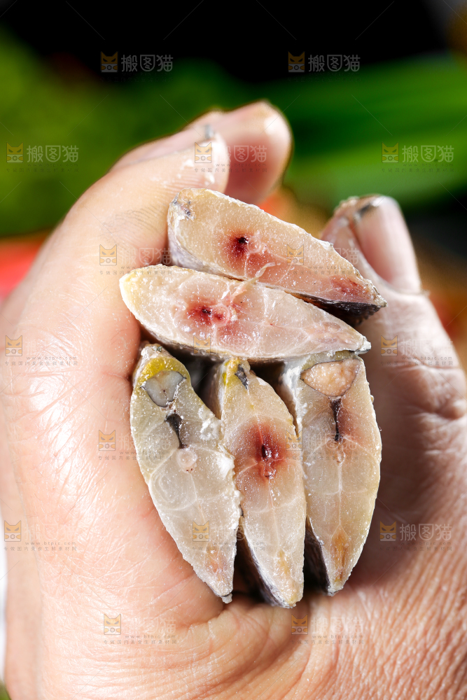 手拿带鱼