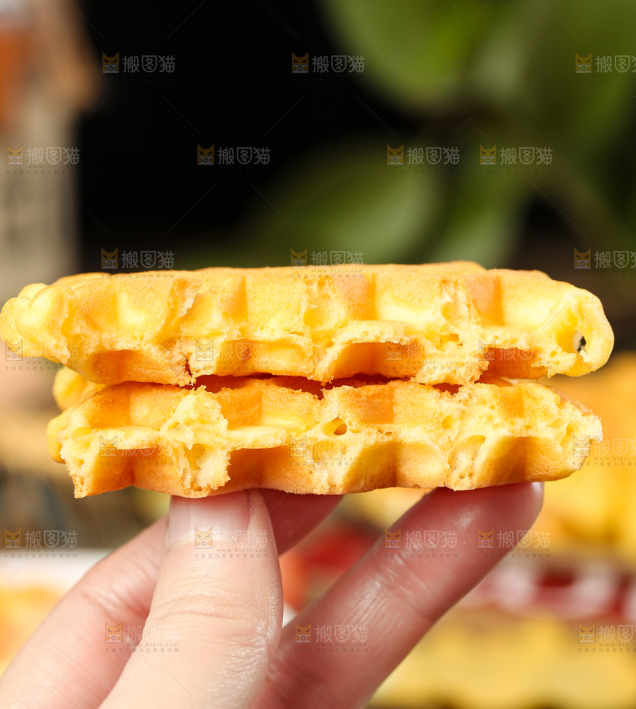 手拿华夫饼蛋糕