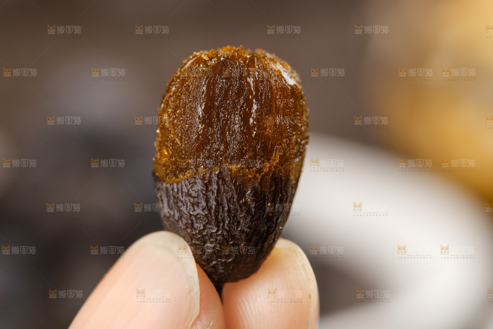 手拿黑枣
