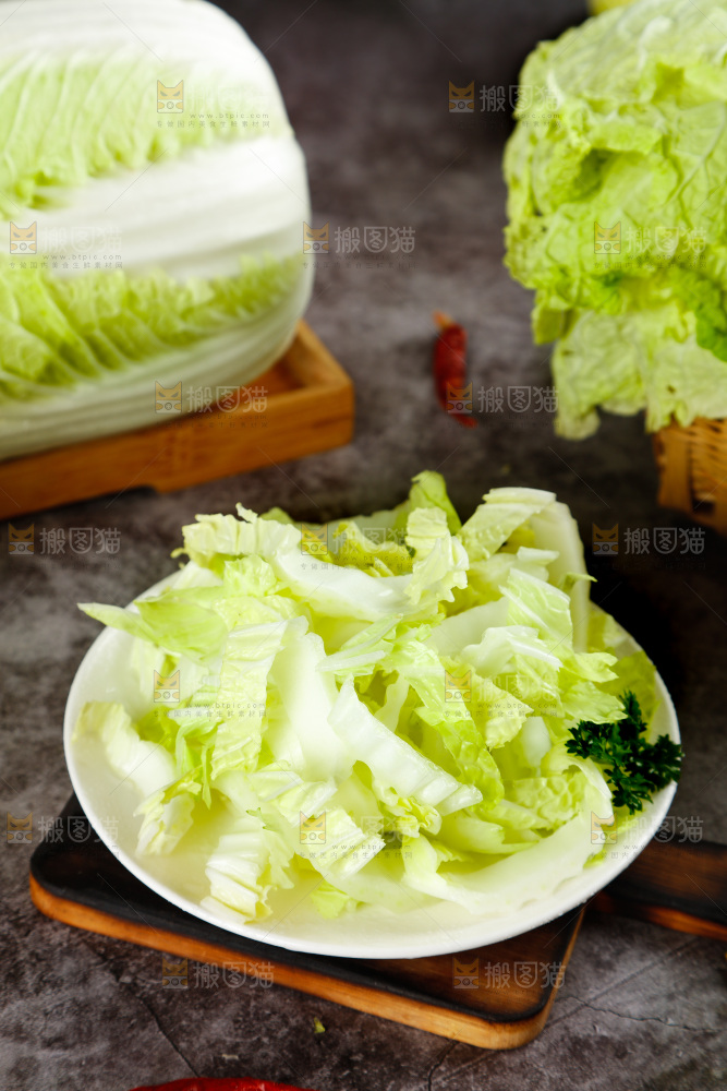 石板上放着一盘大白菜