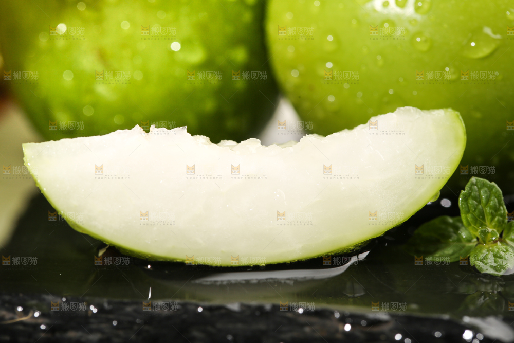 黑石板上放着切开的牛奶大青枣