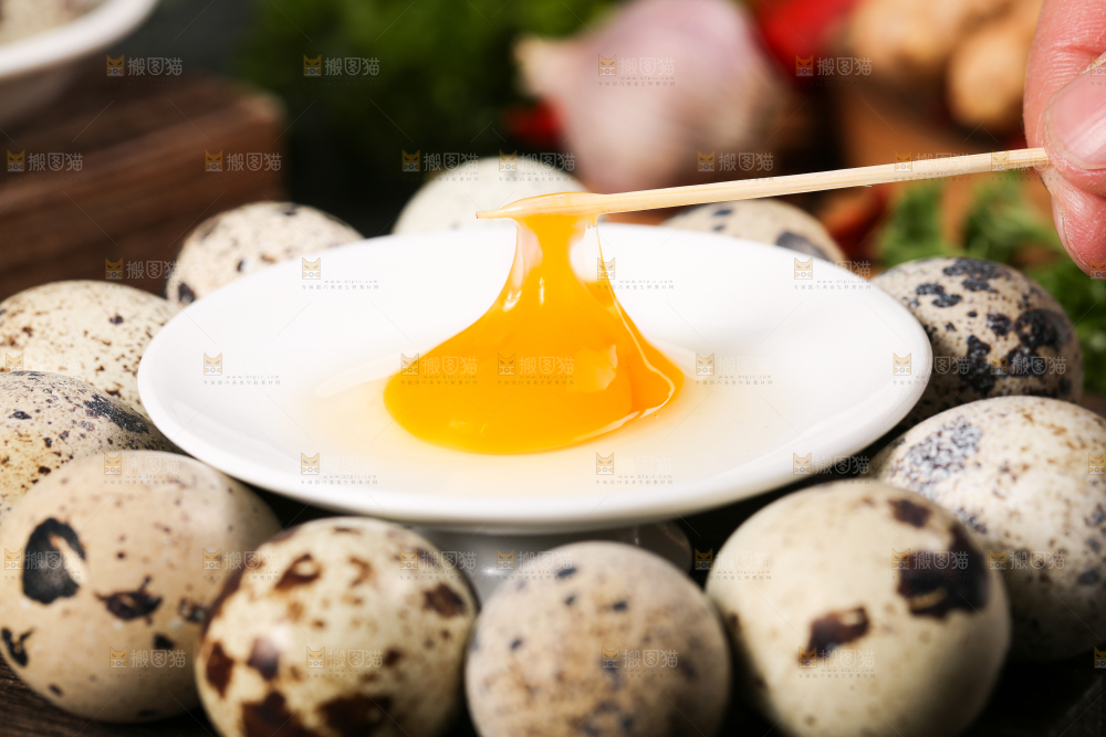 深底上的鹌鹑蛋