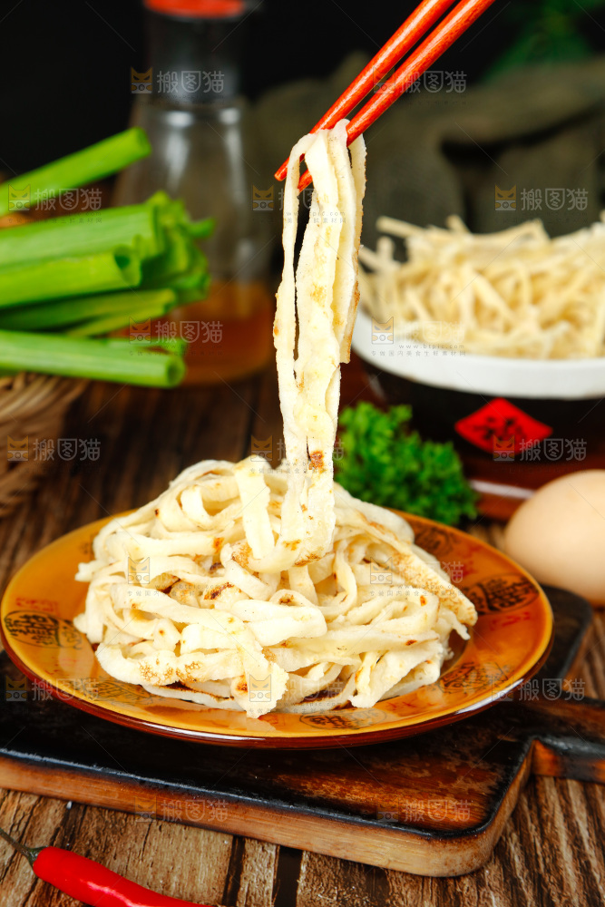 筷子夹着煎饼丝