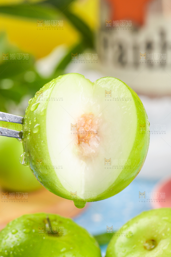 叉子叉着牛奶枣