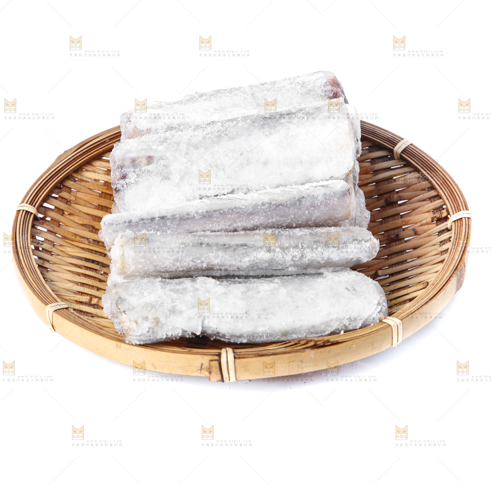 白底上放着一盘带鱼