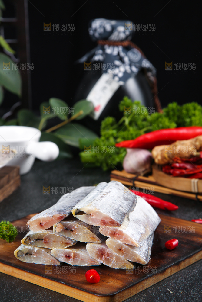 白底上的带鱼段