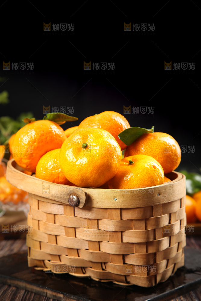 深底上放着一筐新鲜砂糖橘