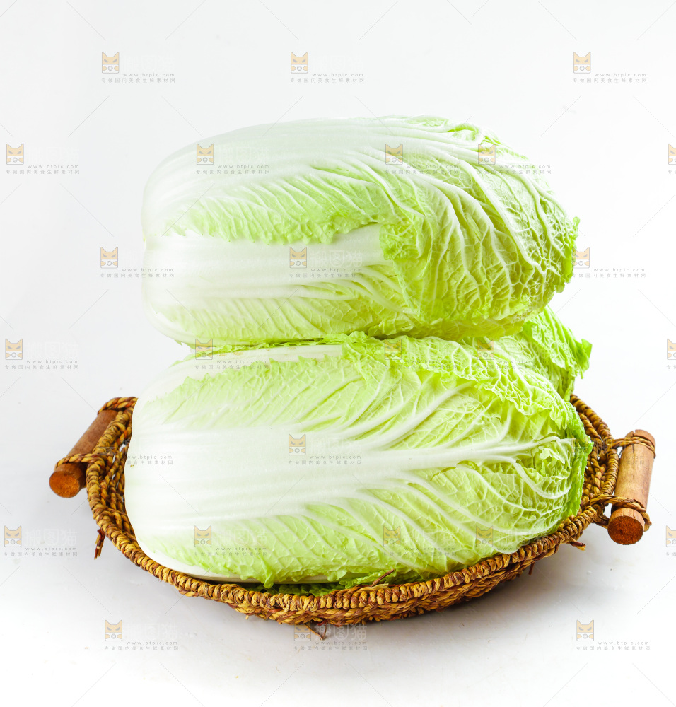 一篮大白菜放在白底上