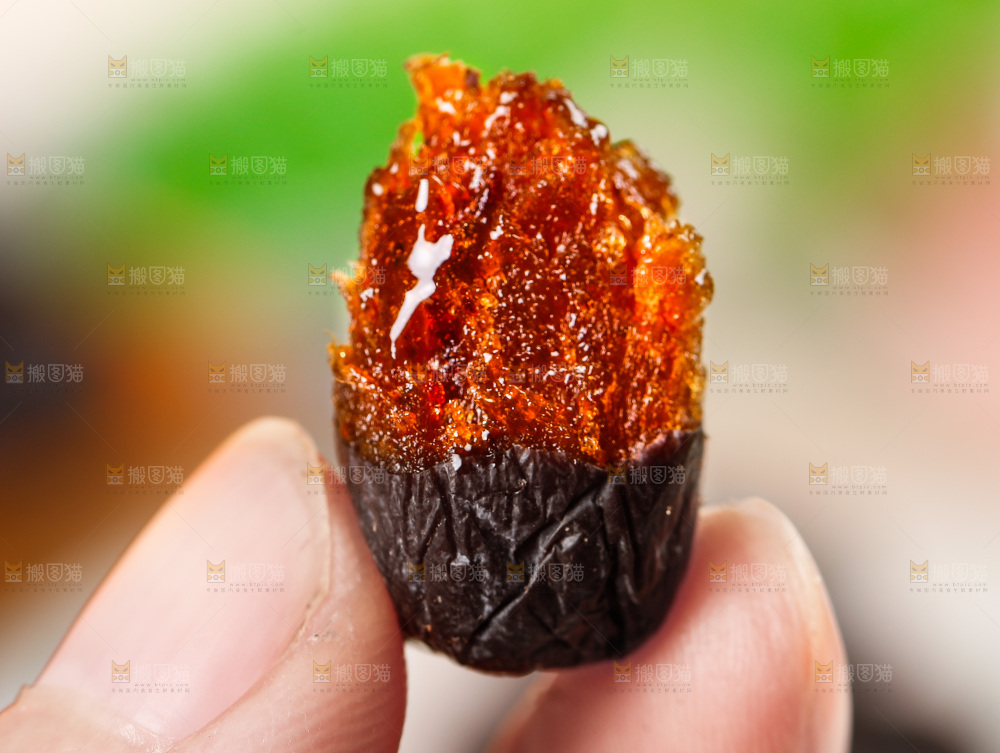 手拿掰开的黑枣