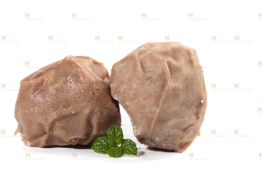 白底上的牛肉丸