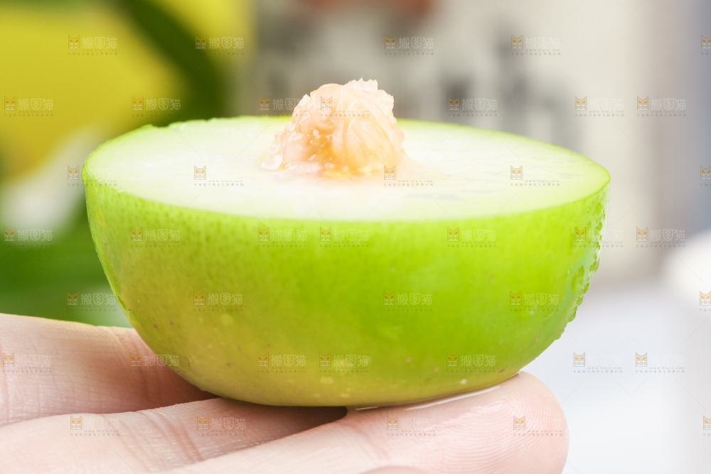 手拿切开的牛奶大青枣