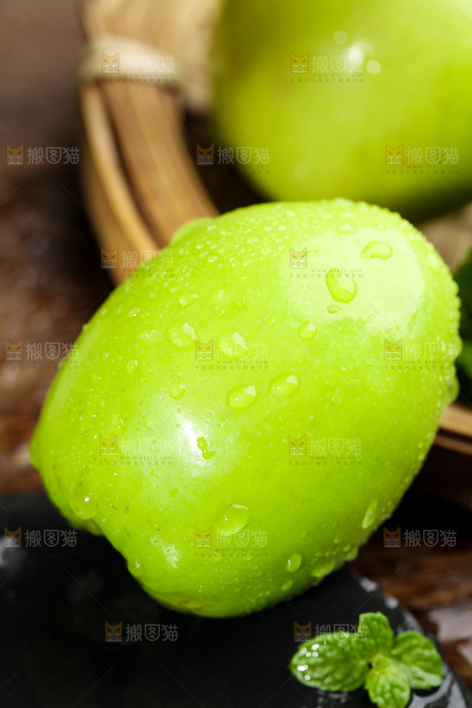 黑石板上的牛奶大青枣