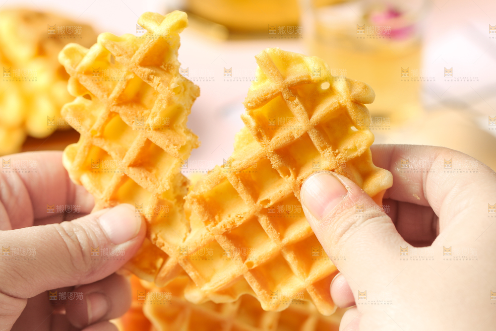 手拿华夫饼