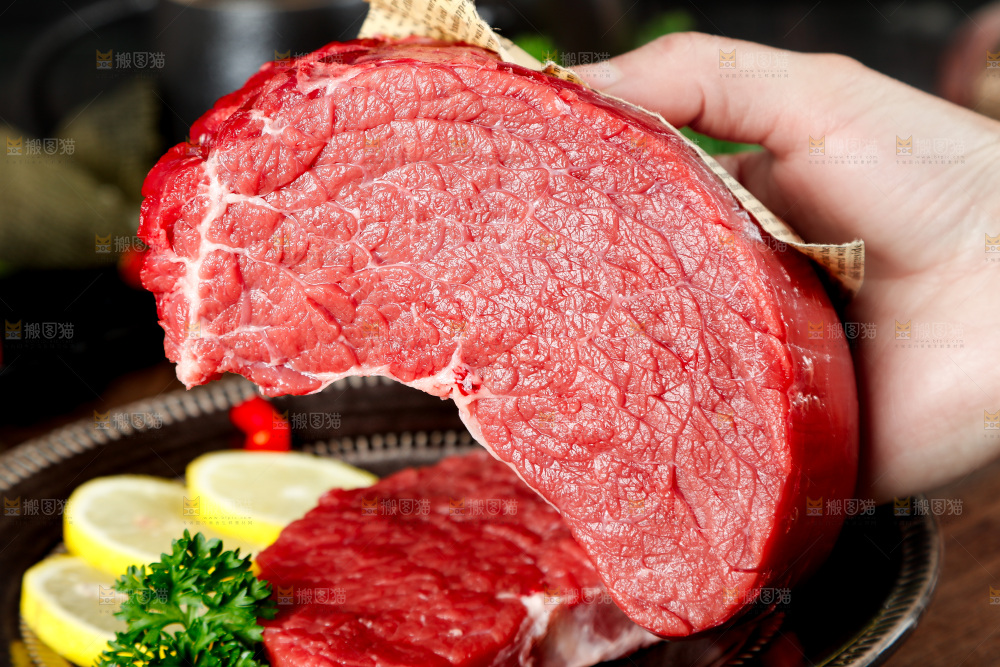 手拿一块牛肉