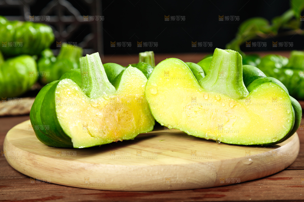 木底上摆放着小麦瓜