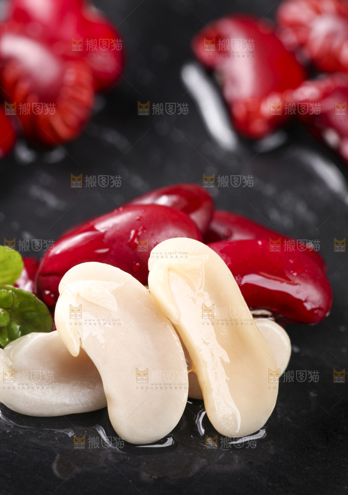 黑底上放着红豆