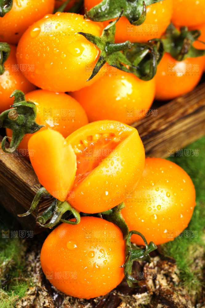 深底上放着黄色小番茄