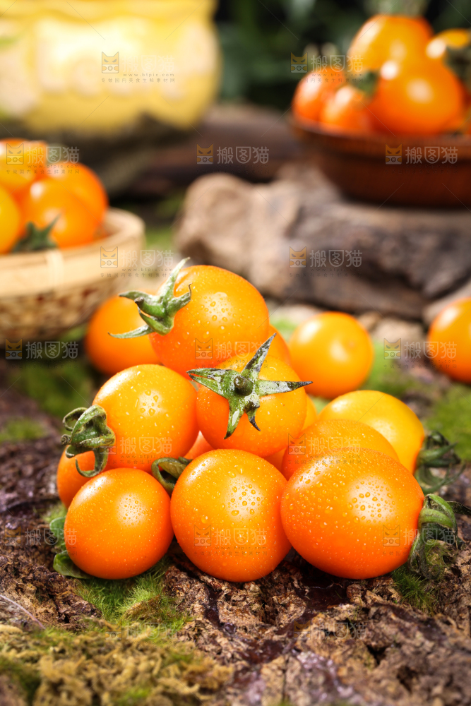 木底上放着黄色小番茄