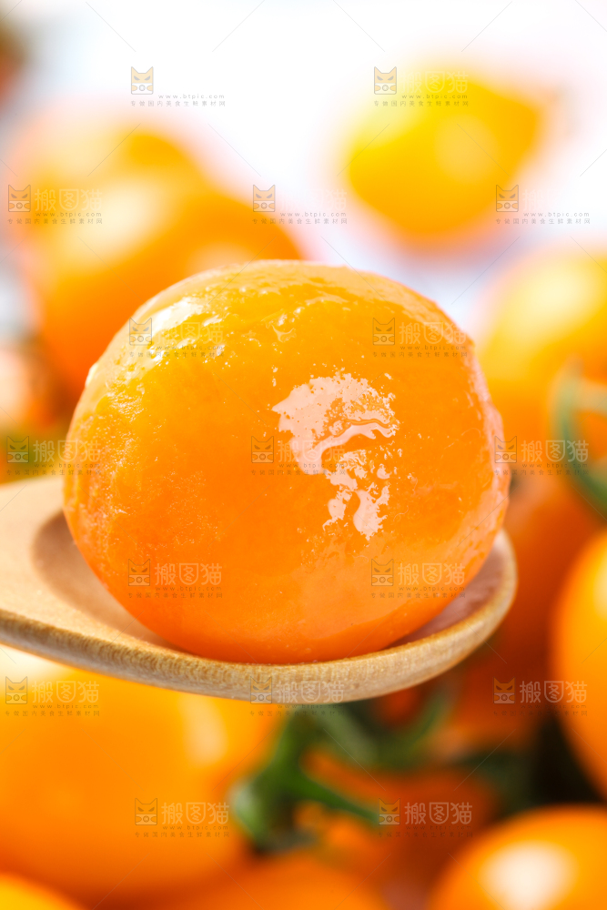 勺子上放着小番茄