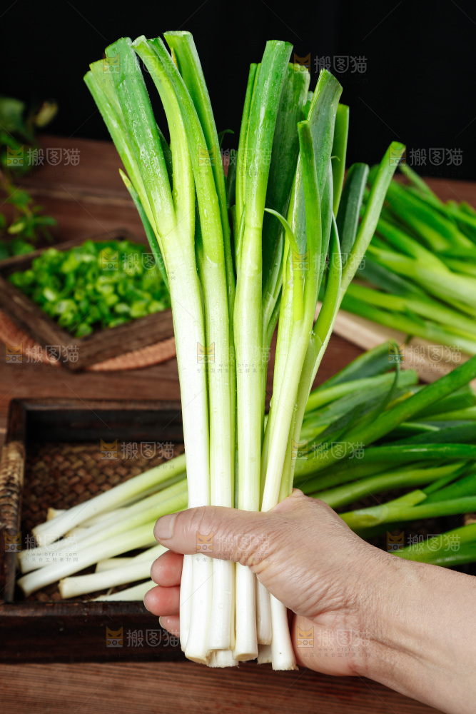 手里拿着一把葱