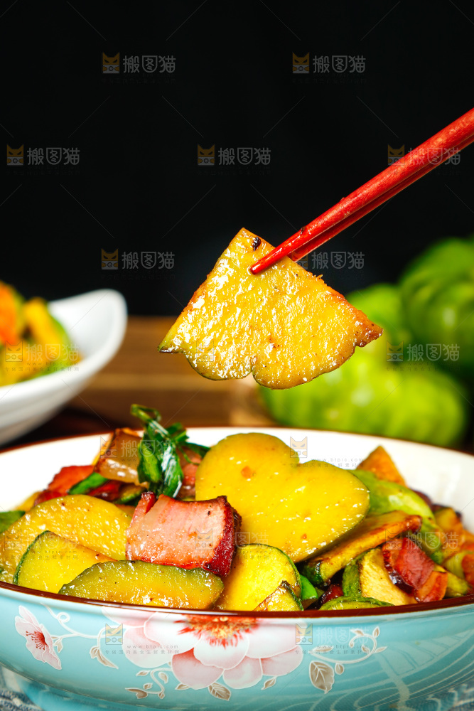 盘子里装着姜柄瓜烧肉
