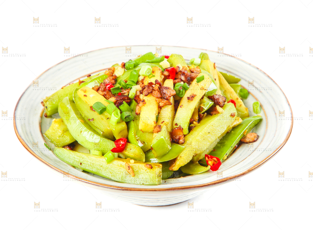 盘子里装着红烧茄子