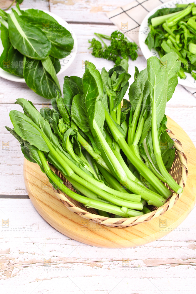 篮子里装着菜苔